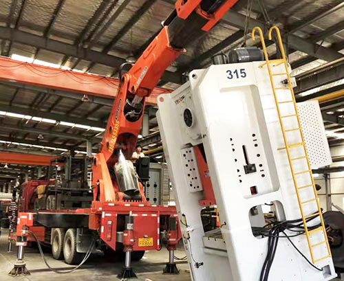 新泰附近随车吊出租，轻松解决运输难题