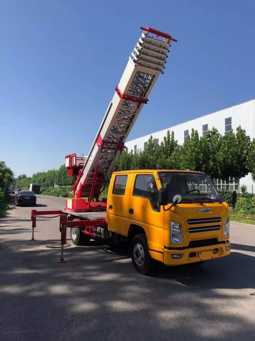 新泰附近的云梯车出租服务：轻松解决高空作业需求