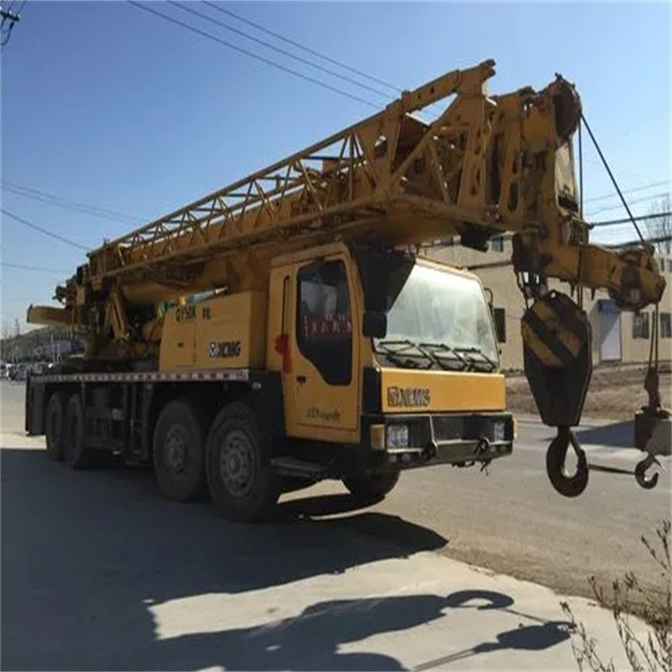 新泰吊车吊挖机吊哪里比较安全